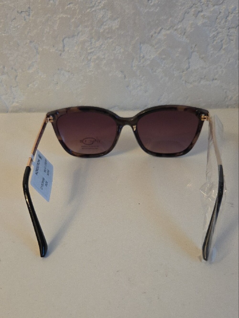 Oscar de la Renta Purple Gradient Sunglasses with Black Frame - Picture 3 of 6